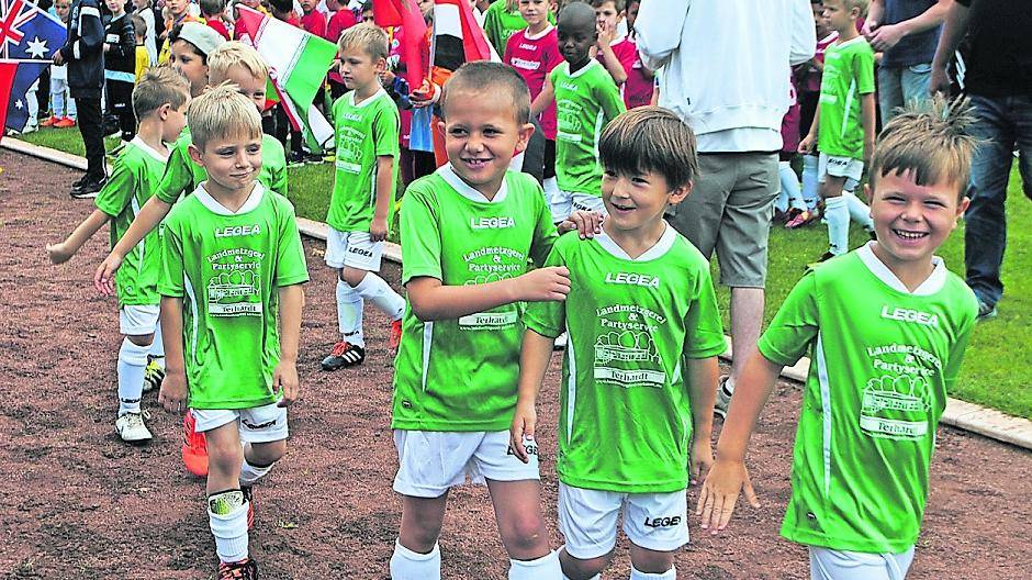  Drei von 32 Mannschaften beim „Einmarsch der Nationen“. Ein großartiger Moment für die kleinen Sportler. Den knapp 400 Kinder jubelten mehr als doppelt so viele Zuschauer zu ...  