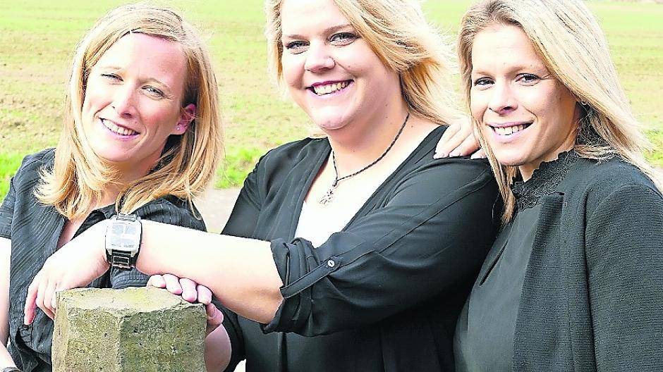  Die Hofdamen sind Alexandra Schmidtke, Sarah Weitz und Katrin Meurer.  