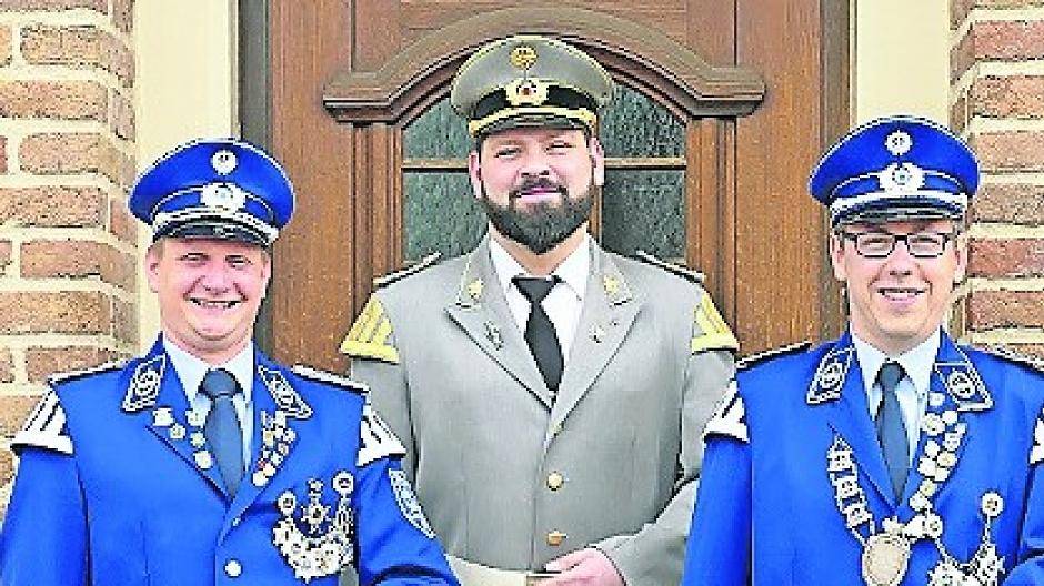  Als Adjutanten zeichnen die Spielkameraden Thorsten Schmidtke (Oekoven) und Michael Kühn sowie Simon Nicklas vom Tambour-Corps Ramrath-Villau verantwortlich. 