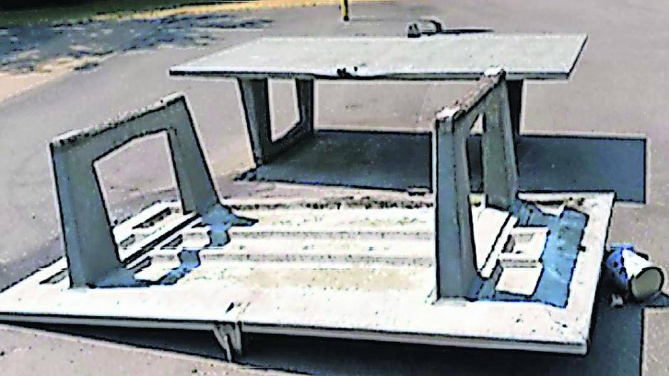  Die Tischtennisplatten am Gymnasium Jüchen wurden so erheblich beschädigt, dass die Gemeinde keine neuen aufstellen wird (oben). Außerdem wurde die Außenwand an der Schule eingetreten. 