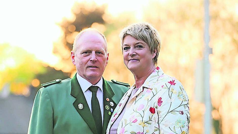  Karl und Petra Birbaum rufen allen Mitbürgern zu: „Kommt ins Festzelt und feiert mit uns!“ 