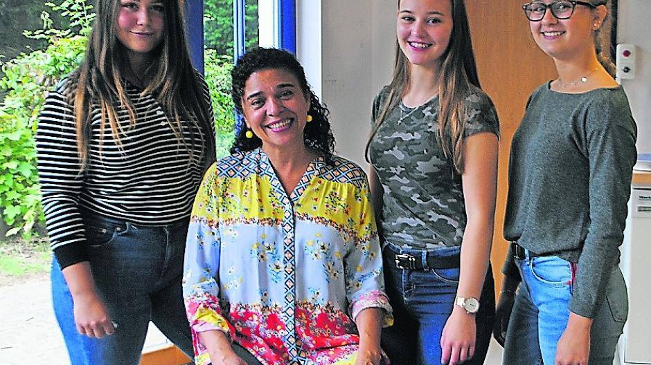  Gianna Schins (links), Finja Sellke und Laura Woznica (rechts) mit der brasilianischen Sängerin Rosani Reis beim Proben. 