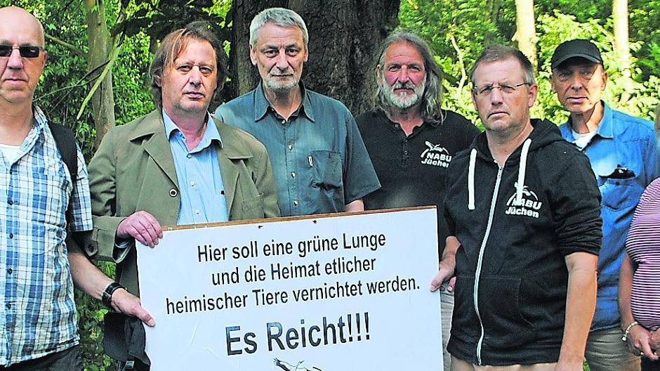  Paul Quack und Rudolf Kuhn (dritter und vierter von rechts) protestieren gegen die Bebauung an der Peter-Busch-Straße mit anderen Kritikern. 