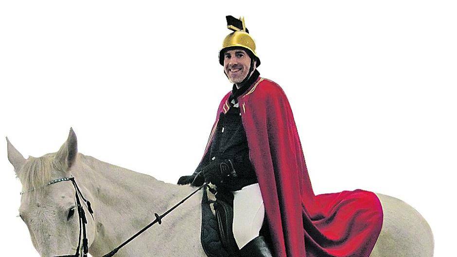  In der nächsten Woche sitzt Marc Pöstgens wieder auf seinem Pferd und teilt in der Rolle des „St. Martin“ seinen roten Mantel. Dabei summt er oben gerne mal die Martinslieder mit. 