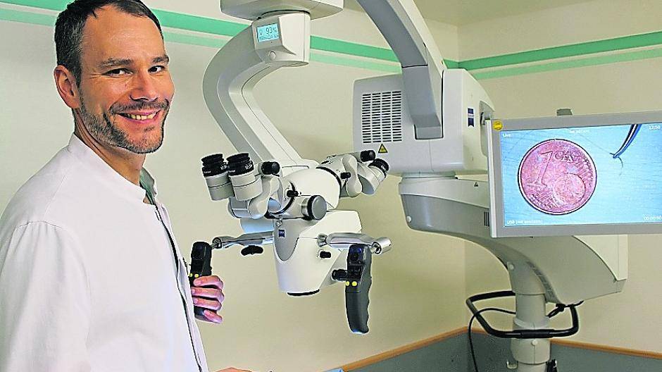  Als Plastischer Chirurg nutzt Dr. Michael Michel bei seinen Operationen spezielle mikrochirurgische Instrumente. 