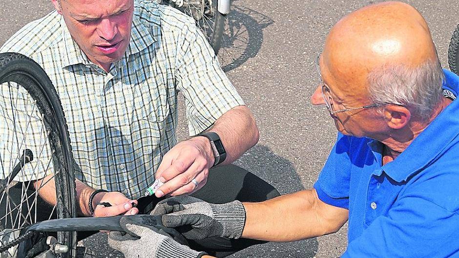 „Rent a Klaus“ Beim Flicken blitzte durchaus Routine auf