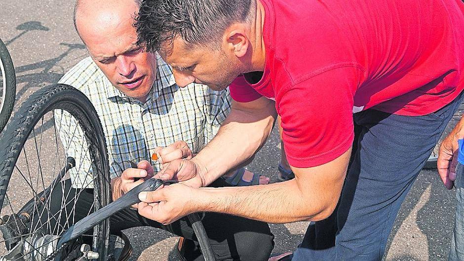 „Rent a Klaus“: Beim Flicken blitzte durchaus Routine auf