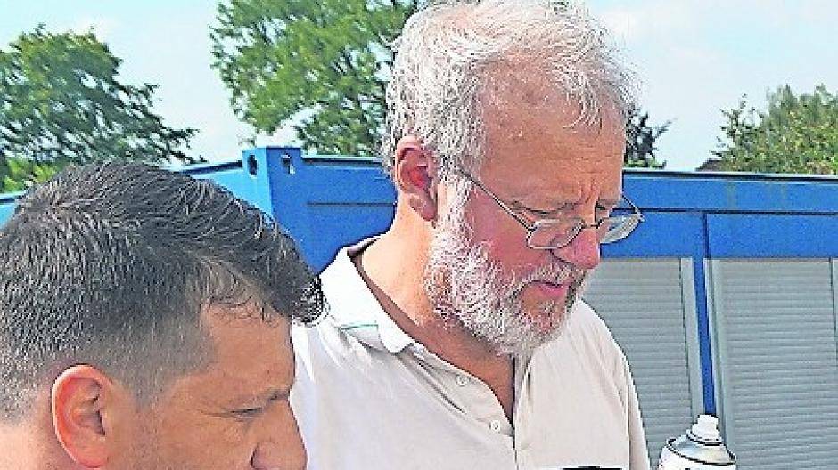 „Rent a Klaus“ Beim Flicken blitzte durchaus Routine auf