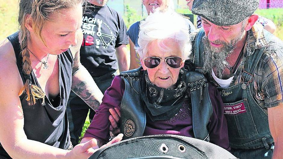  Liebevoll wurde Elfriede Michel in den Sozius gehoben. Dann konnte die wilde Fahrt los gehen ...  