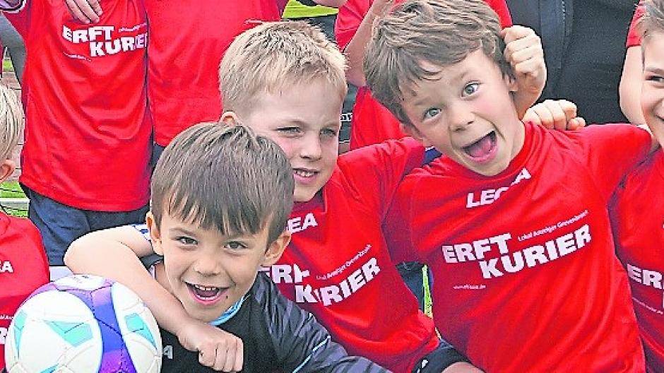 Namenssponsor Donat Brandt fegte beim Kick zwischen Bambini und „Plus X Award“ eigenfüssig über den Platz. 