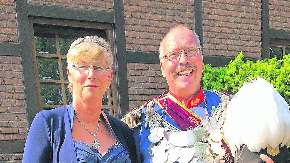  Frank Glaser und Petra Breuer regieren Gindorfer Schützen nach 2016 schon zum zweiten Mal. Während der Gemahl das ganze Wochenende im Blickpunkt steht, wird am Sonntag Abend Königin Petra Breuer im Mittelpunkt des Geschehens stehen.  