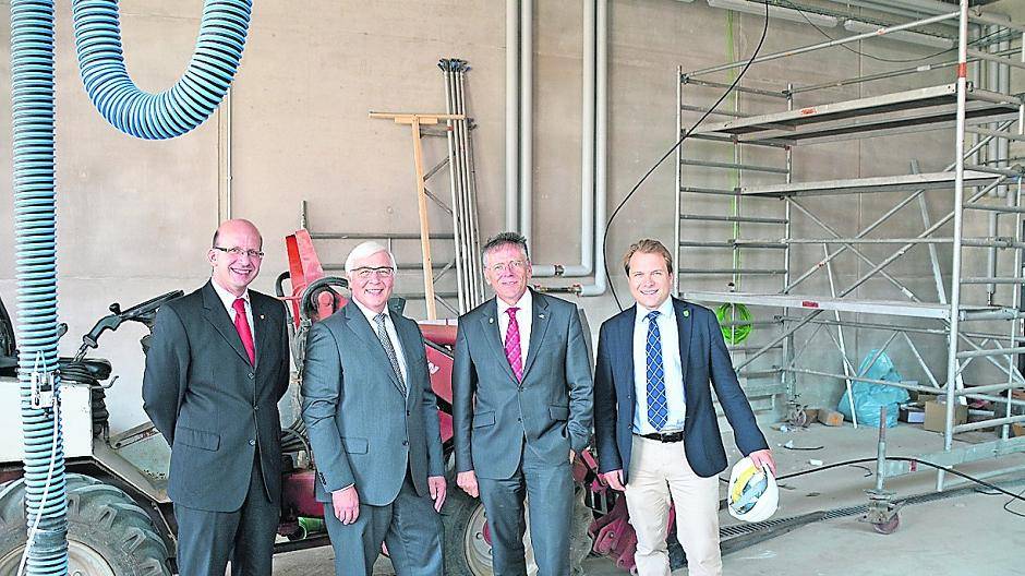  Noch sieht es im Neubau in Butzheim nach Baustelle aus (von links nach rechts): Manfred Lenz und Dietmar Mittelstädt (beide DRK), Landrat Petrauschke und Bürgermeister Mertens. 