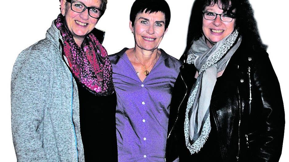  Ein wahres Bild der Freundschaft: Daniela Zintl (links) und Silke Voigt (rechts) haben eine Typisierungsaktion für ihre Freundin Lenin Jorißen (mitte) ins Leben gerufen. 