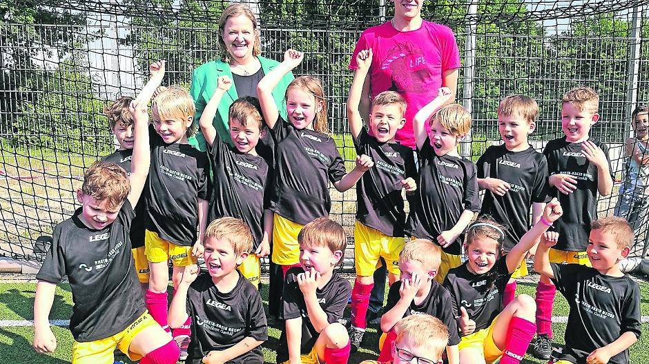  Patricia Mebes überreichte die Trikots an die Bambini der SG Rommerskirchen Gilbach und hatte sichtlich Spaß mit den kleinen Fußballern. 