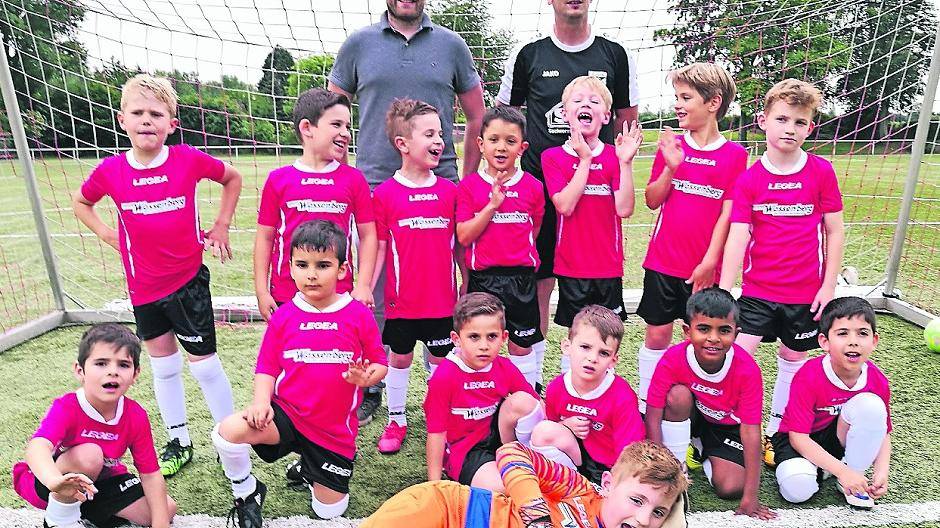  Die Jungs von „Rot-Weiß“ Elfgen sind echte Spaßvögel. Davon überzeugte sich auch Daniel Wachten von „Wassenberg“, der spontan sein Fußball-Können zeigte (oben). 