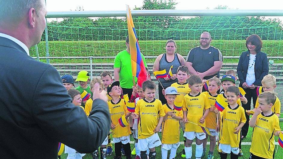  Aufgalopp in den neuen Trikots und Hosen (für die Stutzen war leider keine Zeit). Rechts: Nievenheimer Torwart ist Ben Vlanski (5). Er ist absolut ballsicher, heißt es ...  