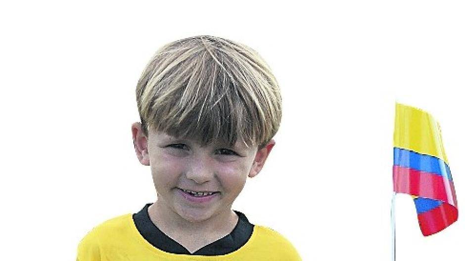  Volksbank-Vorstand Christian Jansen begrüßte die kleinen Kicker und stimmte sie auf die „Plus-X-Award“-Bambini-WM ein. Zuvor hatte Tanja Schynke sich eigenhändig um die Trikot-Vergabe gekümmert. Selbst Wunschnummer suchte sie geduldig heraus. Danach gab es für alle Bambini-Kicker noch einen WM-Ball als Geschenk.  