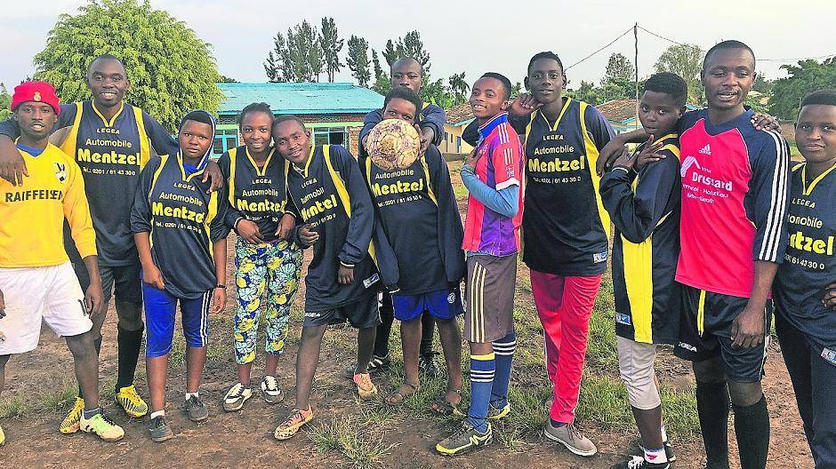  Fußballbegeisterung in Ruanda — auch für Sport muss Zeit da sein. 