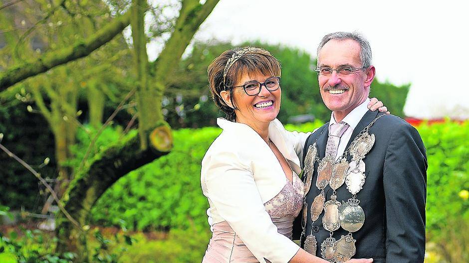  Ein wahrhaft strahlendes Königspaar: Bernd und Heidi Wasse regieren an diesem Wochenende in Kapellen. 