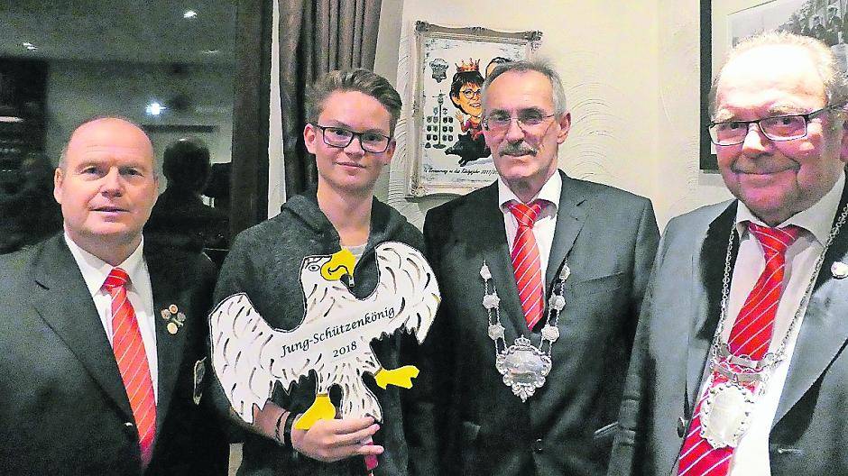  Oberst Otten, Jungschützenkronprinz Frinken, Schützenkönig Wasse und Präsident Feuster 