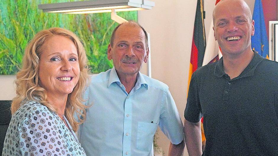  Ira Leifgen löst Ralf Müller (Mitte) als Büro-Leiter von Bürgermeister Klaus Krützen ab. Sie kommt von der Kreisverwaltung, wo sie lange Zeit in der Kämmerei und später in der Personalvertretung gearbeitet hat. Ein doppeltes Plus für Krützen, der auf den Sachverstand der Orkenerin gerade auch bei der Umsetzung des nebenstehend beschriebenen Personalreduzierungskonzeptes setzt. Ihre Stelle sei übrigens „kein on top. Eine Beamtin ist nach Köln gewechselt. Die so frei werdende Stelle wird jetzt von Ira Leifgen besetzt“, erläuterte der Rathaus-Chef.  