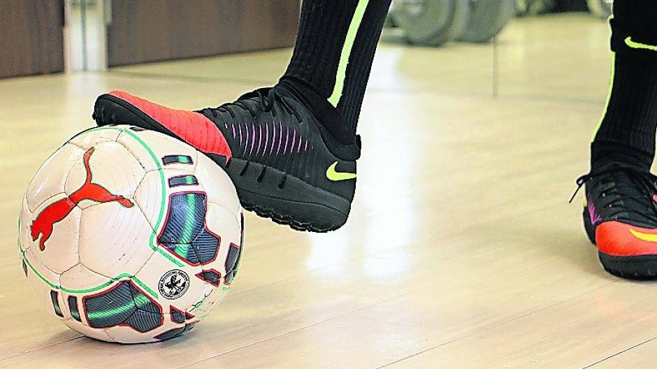  Die Schuhe sind geschnürt, der Ball liegt bereit: Jetzt kann es losgehen mit dem Kurier-Kick. 