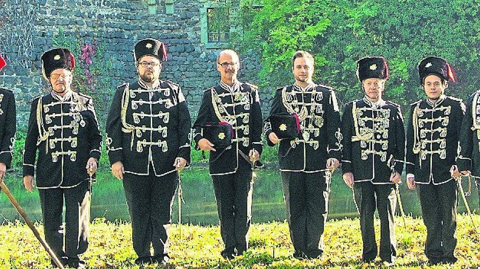  Die Kronprinzenkompanie der „Schwarzen Husaren“ aus Orken steht bereit, um dem neuen Regimentskönig zu dienen. 