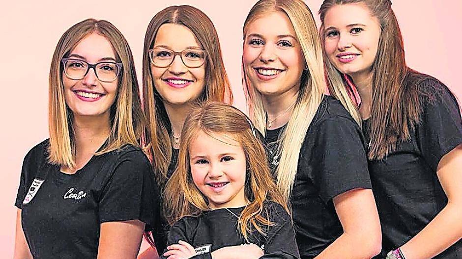  Corinna Winkler, Anja Kaufmann, Celina Siebenaller und Hanna Stüttgen zusammen mit Malina Streller.  