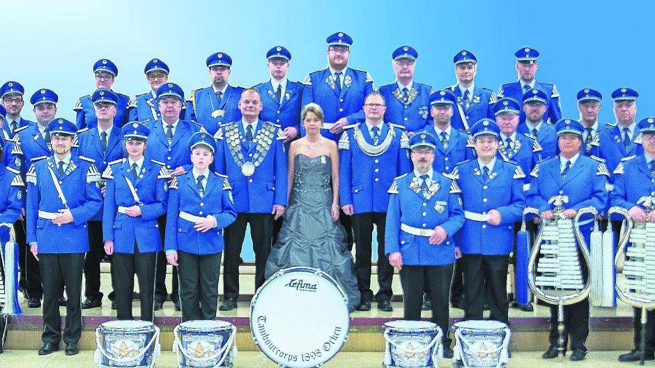  Das amtierende Orkener Königspaar in den Reihen ihres Tambour-Corps, der sie vor und während des Regierungsjahres in wirklich vorbildlicher Weise unterstützt und begleitet hat.  