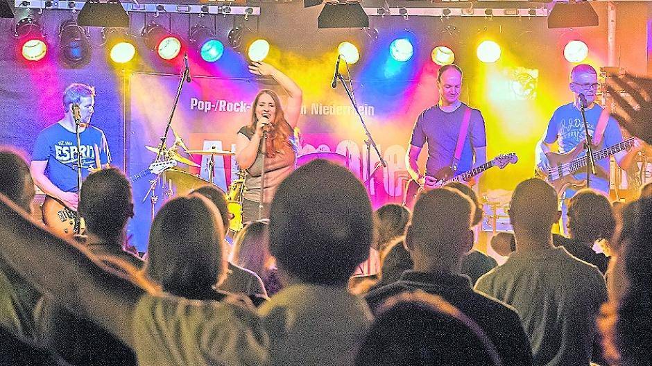  Hier rockte „Anymore“ live on stage — im Juli dann auch in Hochneukirch. 
