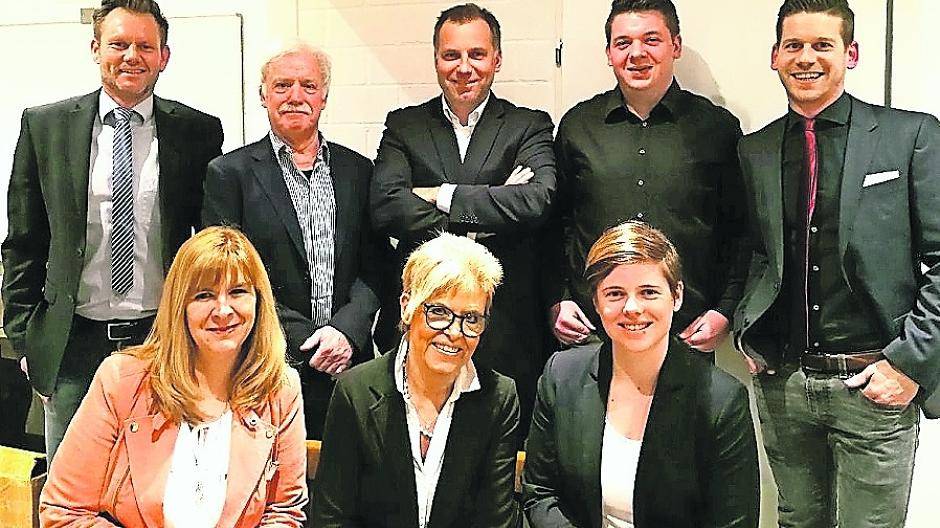  Der neue Vorstand: (von links nach rechts) Sportwart Holm Sinagowitz, Voristzender Dr. Herbert Schüngeler, Kassierer Michael Gruschka, Beisitzer Frederic Giese, Geschäftsführer Max Klöters und Geschäftsführerin Birgit Klebula, Vorsitzende Edith Simaitis und Jugendwartin Laura Sieben. 