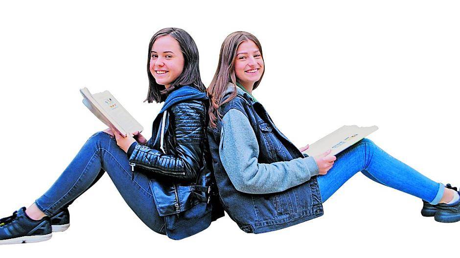  Raphaela Hamacher (links) und Majken Wannhoff hoffen, ihre Bücherzellen-Idee (Hintergrund) mit Hilfe von Sponsoren umsetzen zu können. 