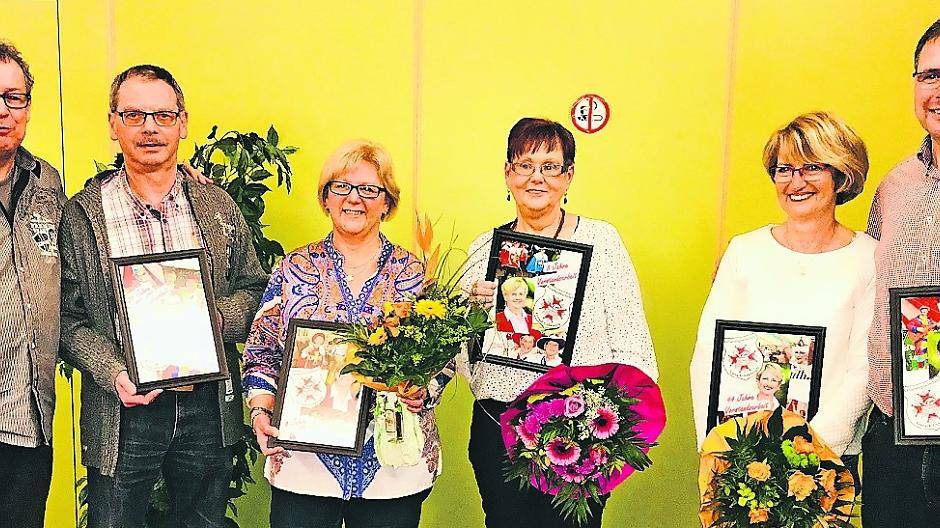  Rolf Schwittay (zweiter von links) tritt als Geschäftsführer zurück. Nachfolger ist René Goerres, der such im verein durch die Teldekoration einen Namen gemacht hat. 
