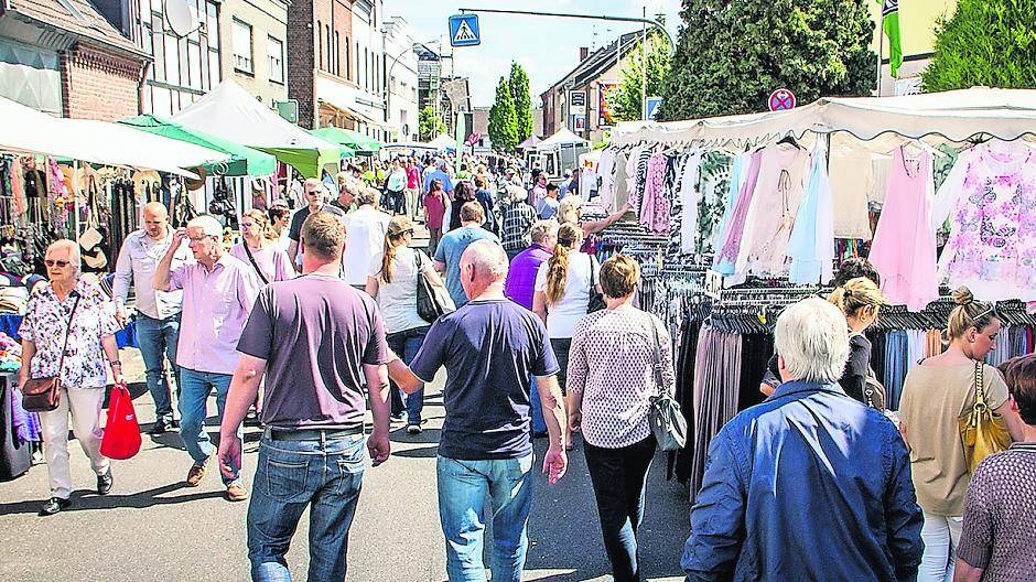  Dieses Foto von Pressesprecher Oliver Benke ist der Beweis: Der Mai-Markt in Wevelinghoben erfreut sich großer Beliebheit, hat sich in den vergangenen Jahren zu einem echten Renner entwickelt.  