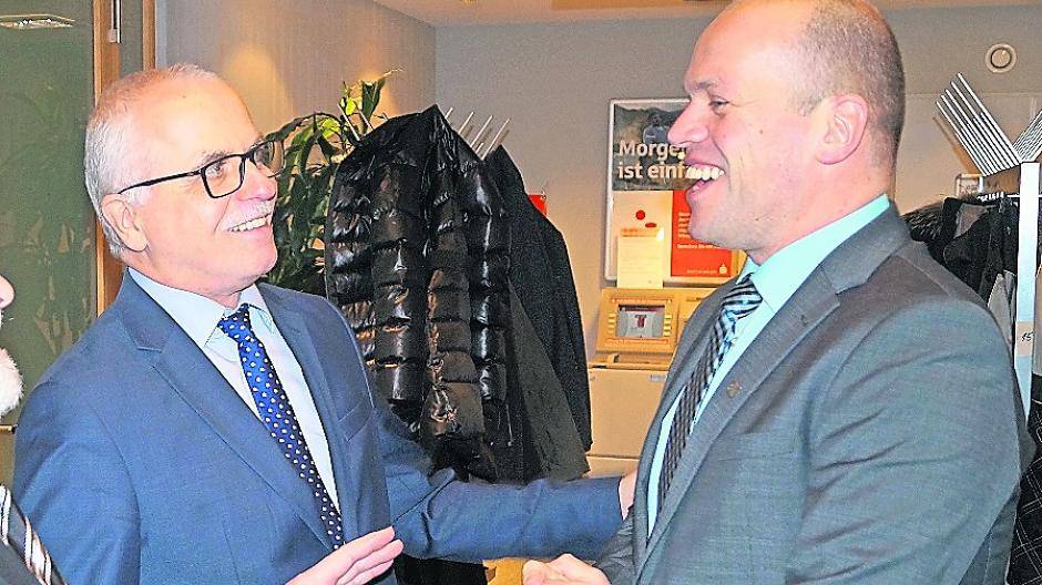  Hier lachen Rolf Göckmann (jetzt UWG) und Bürgermeister Klaus Krützen noch fröhlich miteinander. Inzwischen ist das Verhältnis abgekühlt, weil sich — so die UWG — Krützen nicht an seine Zusagen von vor der Wahl hält. 