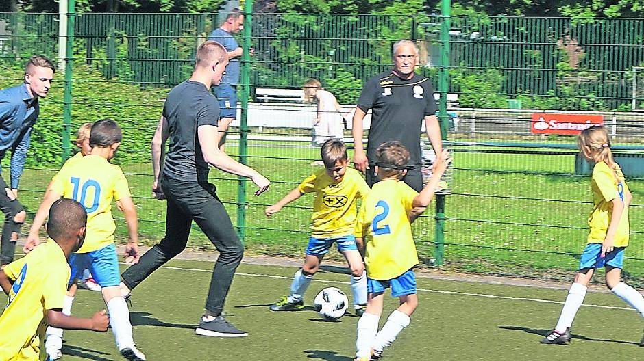  Trainer Jürgen Zeh (Mitte hinten) sah zu seiner Zufriedenheit, dass seine Schützlinge sowohl das Eins-zu-Eins als auch das Teamspiel beherrschten.  