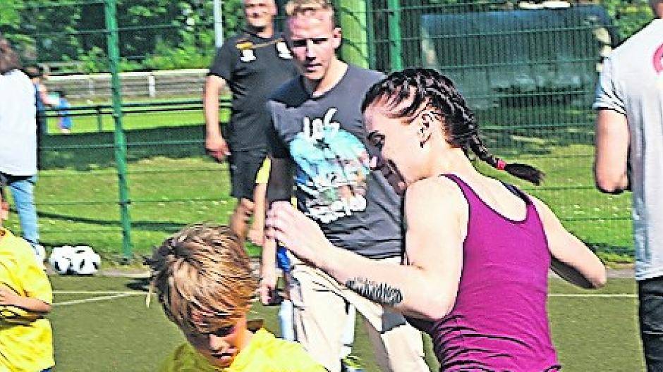  Auf beiden Seiten kickten auch Ladies mit. Und die drei Bilder beweisen, dass der Kapellener Nachwuchs keine Scheu hatte, auch bei den Großen „zur Sache“ zu gehen. 