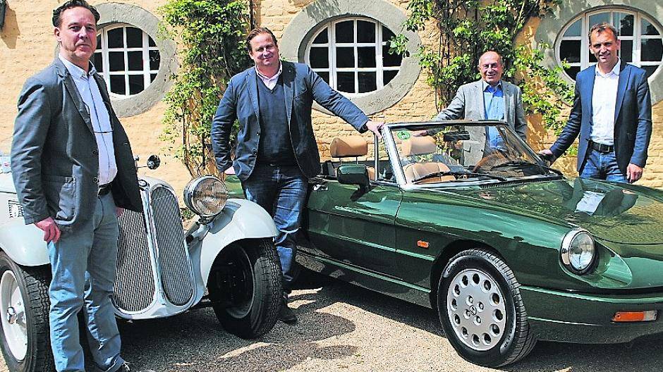  Von links nach rechts: Norbert Freiberg, Marcus Herfort und Rüdiger König von den Classic Days mit Jens Spanjer, Geschäftsführer der Stiftung Schloss Dyck. 