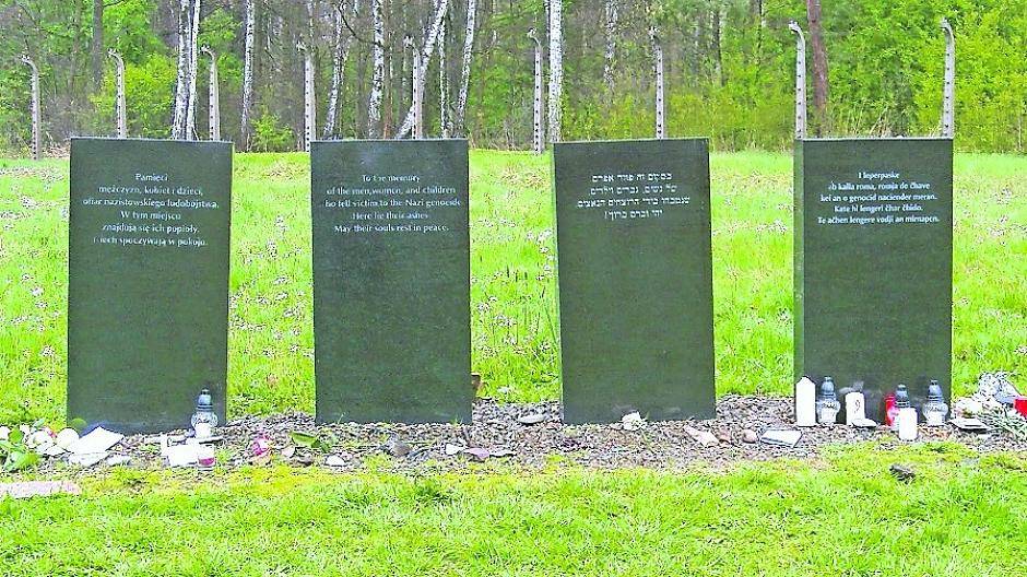  Auf der „Aschewiese“ wurden die Namen der Grevenbroicher verlesen, die in Auschwitz ermordert wurden. 