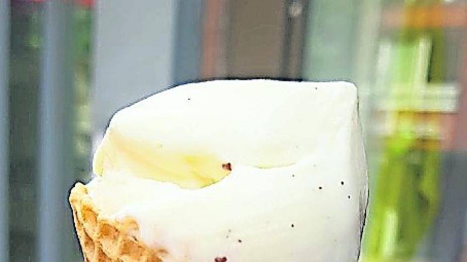  „Conditorei Kames“: sehr appetitlich serviert, cremig im Geschmack, weniger süß, knusprige Waffel.  
