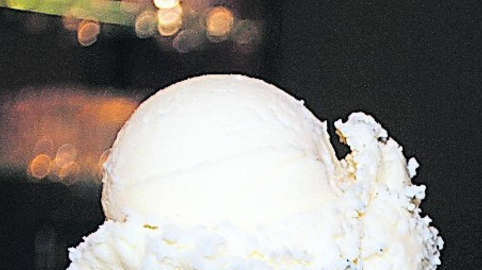  „Eiscafé Zampolli“: feste Konsistenz, subjektiv am kühlsten, gutes Verhältnis zwischen Süße und Cremigkeit. Waffel lecker.  
