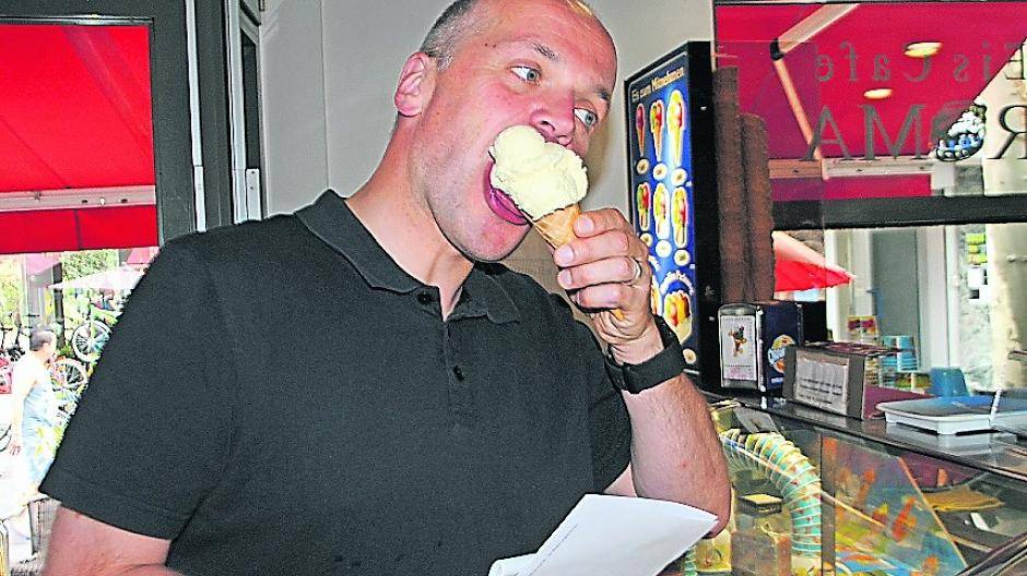  „Eiscafé Milano“: schön serviert, cremiges Aroma, süßliche Ausrichtung, dezentes Vanille-Aroma, feste Waffel. 