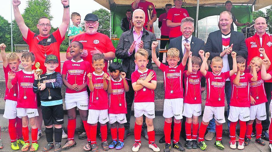  Diesmal „Vize-Weltmeister“: Die DJK VfL Giesenkirchen. Trotzdem beachtlich: Bis jetzt kamen die jungen Spieler aus Mönchengladbach jedes Mal ins Finale. Da kann man nur „Chapeau“ sagen ....  