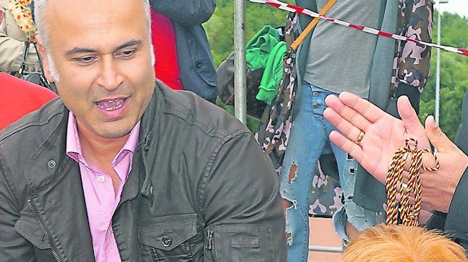  Hauptsponsor Murat Arslan zeigte bei der Siegerehrung absolut vollen Einsatz. 