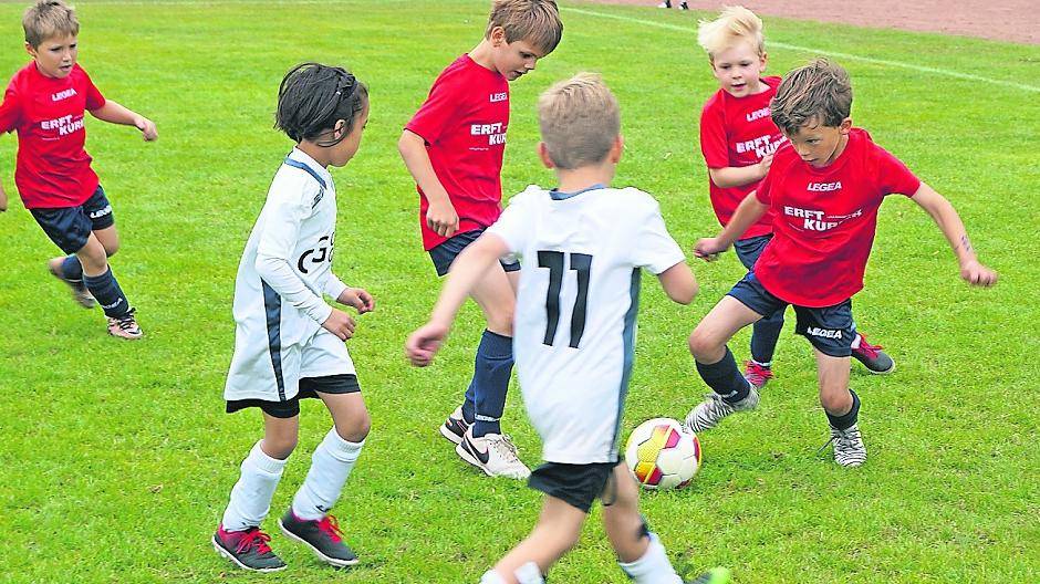  Schon in der Vorrunde wurde echt engagiert gekickt. Hier rollt der Stommelner Angriff gegen Deutschland (vertreten durch den FC Fliesteden). 
