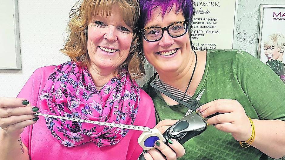  Die beiden Friseurinnen Nicole Hohenberg und Nicole Schmitz schnibbelten kostenfrei die Haare. 