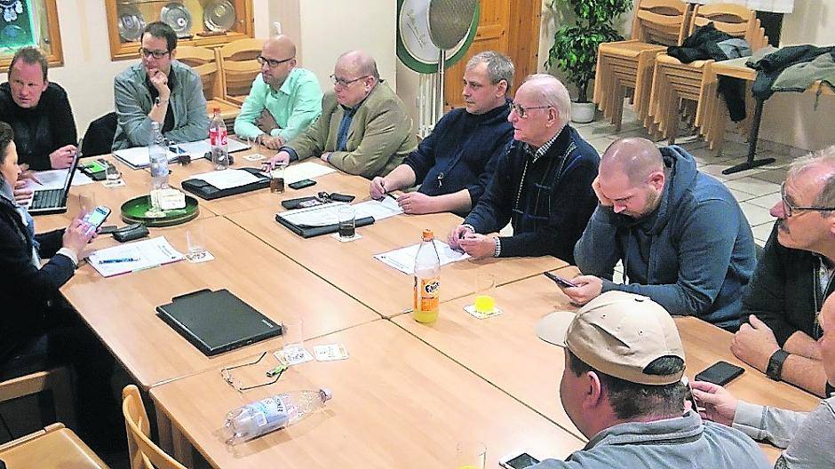  Der Gesamtvorstand bei einer Sitzung vergangenen Jahres. Der Heimatverein Hochneukirch will mehr für’s Image tun. 