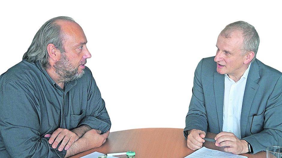  Erft-Kurier-Redakteur Gerhard Müller zwecks Akteneinsicht zu Gast im Düsseldorfer Verkehrsministerium. Ministerialdirigent Dr. Markus Mühl steht auch bei bohrenden Nachfragen bereitwillig Rede und Antwort. Er gilt als „wandelndes Lexikon“ aller Umgehungsstraßen-Projekte im Lande Nordrhein-Westfalen. 