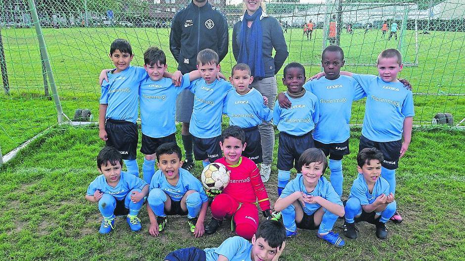  Die Jungs vom SV Rheydt hoffen, dass sie bei der „Plus-X-Award“-Bambini-WM bis ins Finale kommen. Melanie Langfeld von „Fliesenmax“ besuchte die Kinder beim Training. 