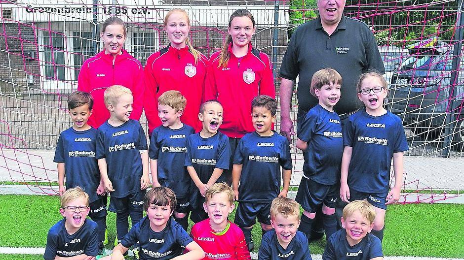 Beim TuS Grevenbroich spielen auch die Mädchen ganz begeistert Fußball